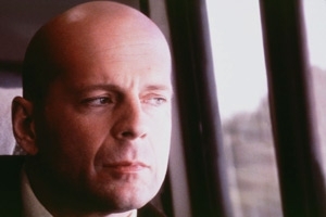 Bruce Willis in una sequenza di Unbreakable - Il predestinato