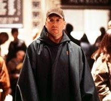 Bruce Willis in una scena di Unbreakable - Il predestinato di Shyamalan