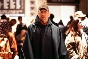 Bruce Willis in una scena di Unbreakable - Il predestinato di Shyamalan