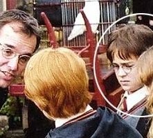 Daniel Radcliffe, Emma Watson, Rupert Grint e Chris Columbus il regista sul set di Harry Potter e la pietra filosofale