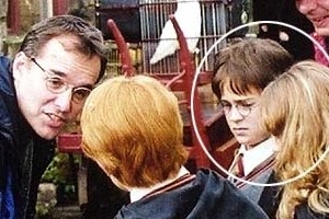 Daniel Radcliffe, Emma Watson, Rupert Grint e Chris Columbus il regista sul set di Harry Potter e la pietra filosofale