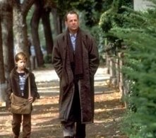 Haley Joel Osment  e Bruce Willis in una scena di Il sesto senso