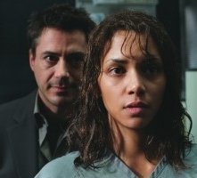 Halle Berry e Robert Downey Jr. in una scena di  Gothika