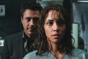 Halle Berry e Robert Downey Jr. in una scena di  Gothika