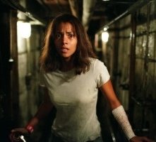 Halle Berry in una scena drammatica di Gothika