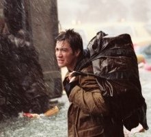 Jake Gyllenhaal in una scena di The Day After Tomorrow - L'alba del giorno dopo