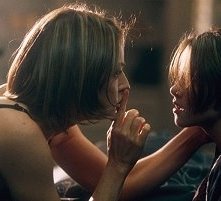 Jodie Foster e Kristen Stewart in una scena di Panic Room