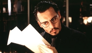 Johnny Depp in una scena de La nona porta