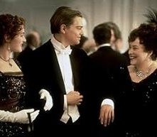 Kate Winslet, Leonardo DiCaprioe e Kathy Bates in una scena di Titanic