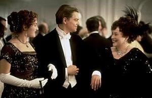 Kate Winslet, Leonardo DiCaprioe e Kathy Bates in una scena di Titanic