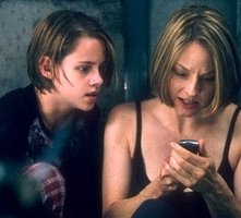 Kristen Stewart con Jodie Foster in una scena di Panic Room
