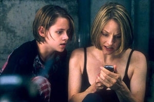 Kristen Stewart con Jodie Foster in una scena di Panic Room