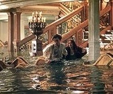 Leonardo DiCaprio e Kate Winslet in una scena drammatica di Titanic