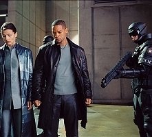 Bridget Moynahan e Will Smith  in una scena di Io, Robot