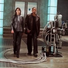 Bridget Moynahan accanto a Will Smith in una scena di Io, Robot