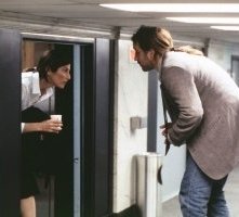 Catherine Keener e John Cusack in una scena di Essere John Malkovich