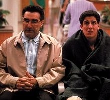 Eugene Levy e Jason Biggs in una scena di American Pie 2