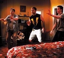 Jason Biggs, Chris Klein e Seann William Scott in una scena di American Pie 2
