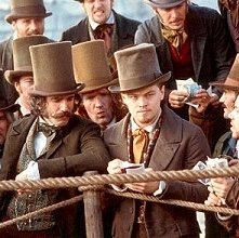 Leonardo DiCaprio accanto a Daniel Day-Lewis in una scena di Gangs of New York
