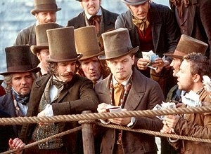 Leonardo DiCaprio accanto a Daniel Day-Lewis in una scena di Gangs of New York