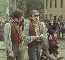 Leonardo DiCaprio e Henry Thomas in una scena di Gangs of New York