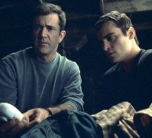 Mel Gibson e Joaquin Phoenix in una scena di Signs