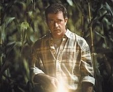 Mel Gibson in una scena di Signs