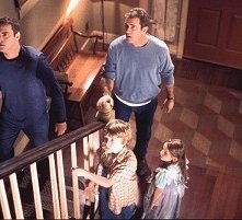 Mel Gibson, Joaquin Phoenix, Rory Culkin e Abigail Breslin in una scena di Signs