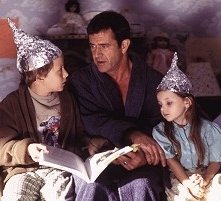 Rory Culkin, Mel Gibson e Abigail Breslin in una scena di Signs