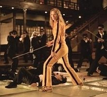 Uma Thurman circondata dai Crazy 88 in una scena di Kill Bill: Volume 1