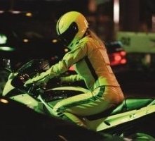 Uma Thurman in moto in una scena di Kill Bill: Volume 1