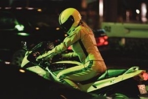 Uma Thurman in moto in una scena di Kill Bill: Volume 1