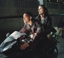 Will Smith e Bridget Moynahan in una sequenza di Io, Robot