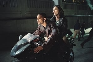 Will Smith e Bridget Moynahan in una sequenza di Io, Robot