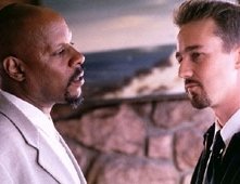 Avery Brooks e Edward Norton in una scena di American History X