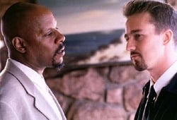 Avery Brooks e Edward Norton in una scena di American History X