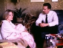 Beverly D'Angelo e Edward Norton in una scena di American History X