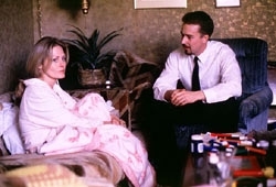 Beverly D'Angelo e Edward Norton in una scena di American History X