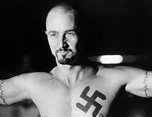 Edward Norton con la svastica tatuata sul petto in una scena di American History X