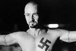 Edward Norton con la svastica tatuata sul petto in una scena di American History X