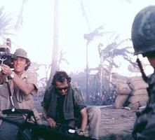 Il regista Francis Ford Coppola dirige una scena di Apocalypse Now