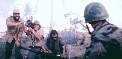 Il regista Francis Ford Coppola dirige una scena di Apocalypse Now