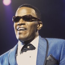Jamie Foxx interpreta Ray Charles in una scena del film Ray