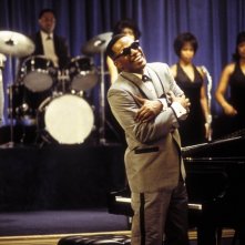 Jamie Foxx in una scena del film Ray (2004)