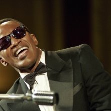 Jamie Foxx in una scena del film Ray nel quale interpreta Ray Charles