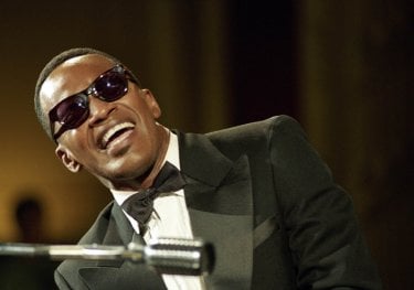 Jamie Foxx in una scena del film Ray nel quale interpreta Ray Charles