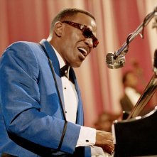 Jamie Foxx in una scena della biopic Ray