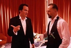 Quentin Tarantino e Bruce Willis in una scena di Four Rooms