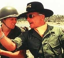 Sam Bottoms e Robert Duvall in una scena di Apocalypse Now