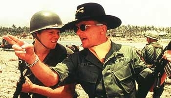 Sam Bottoms e Robert Duvall in una scena di Apocalypse Now